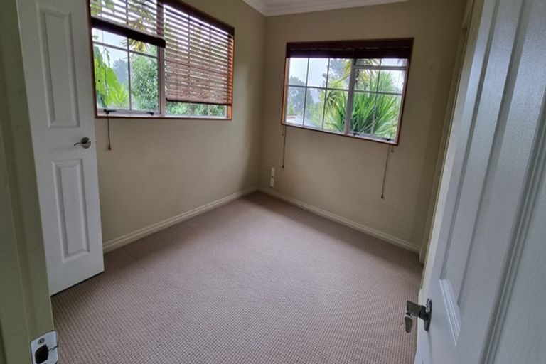 Photo of property in 11 Cobblestone Lane, Hillcrest, Auckland, 0627