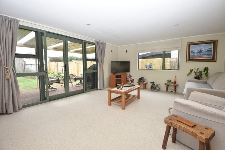 Photo of property in 6 Kupe Drive, Carterton, 5713