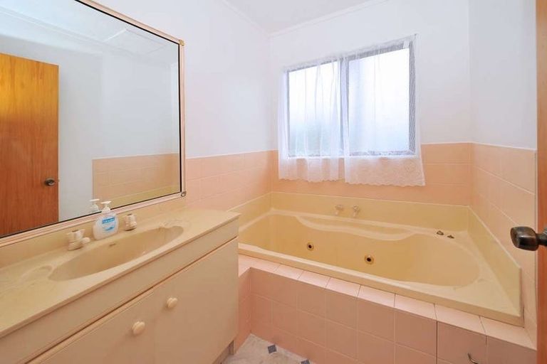 Photo of property in 2/25 Landscape Road, Papatoetoe, Auckland, 2025