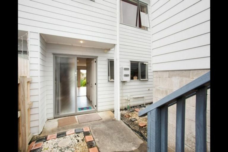 Photo of property in 30/3 Hulme Place, Henderson, Auckland, 0612