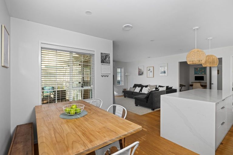 Photo of property in 40 Walton Street, Red Beach, 0932