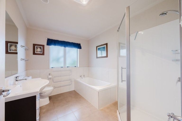 Photo of property in 11 Belgrove Drive, Waipukurau, 4200