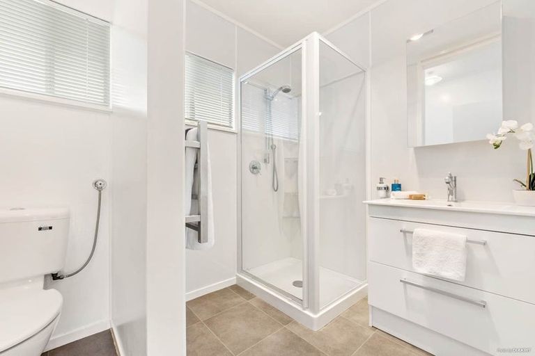 Photo of property in 1/49 Manhattan Heights, Glendene, Auckland, 0602