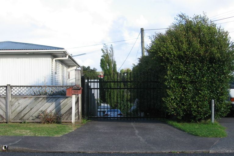 Photo of property in 16 Sylvan Crescent, Te Atatu South, Auckland, 0610