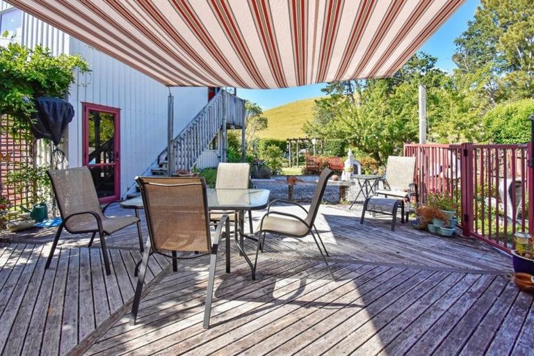 Photo of property in 24 Bertram Road, Kawakawa Bay, Papakura, 2585