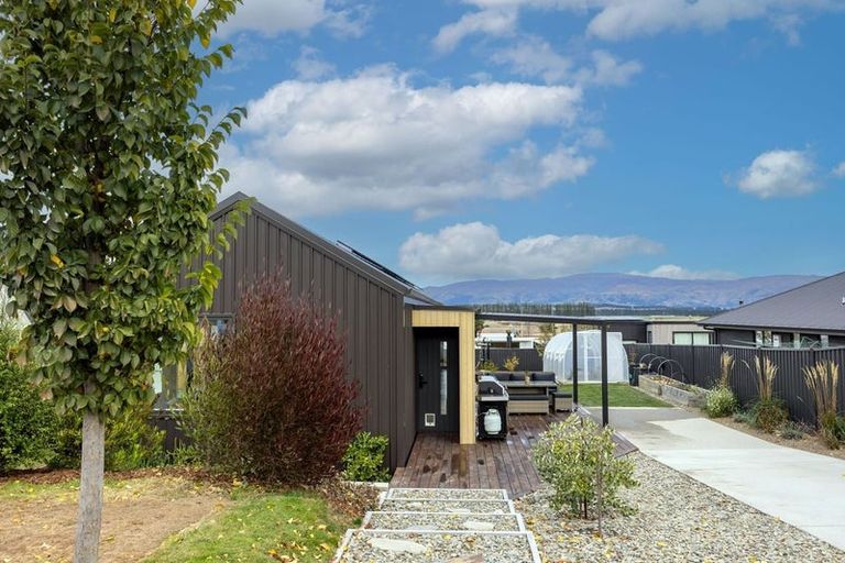 Photo of property in 14 Tomtit Crescent, Lake Hawea, 9382