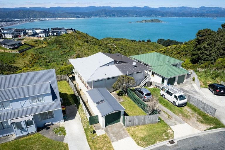 Photo of property in 9a Edgecombe Street, Newlands, Wellington, 6037