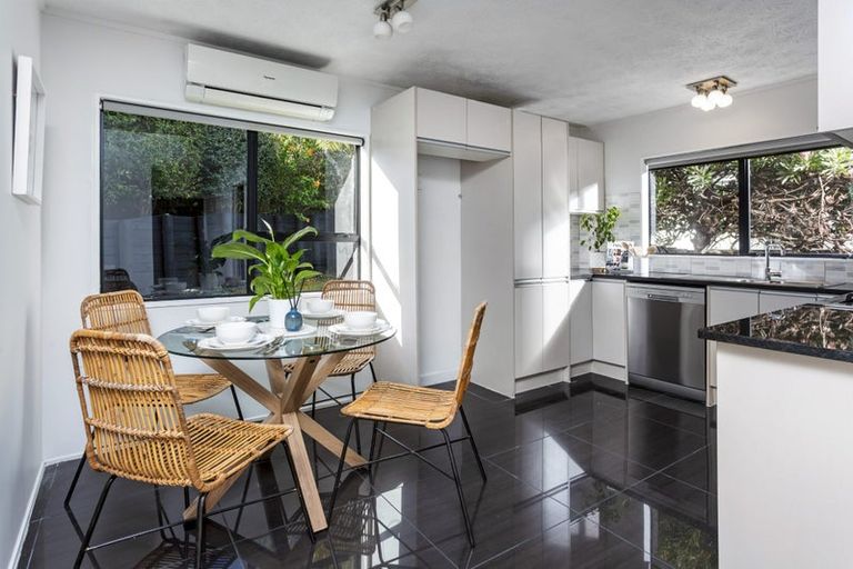 Photo of property in 2/17 Greenvalley Rise, Glenfield, Auckland, 0629