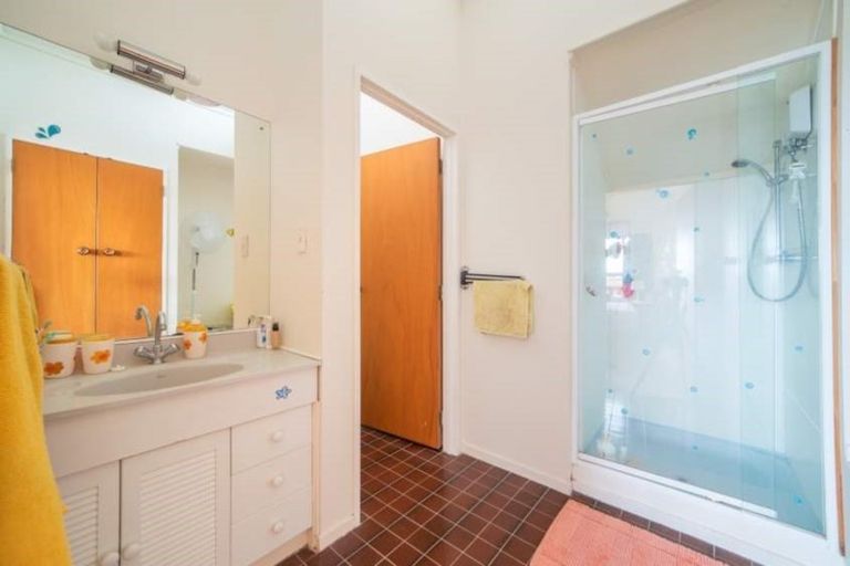 Photo of property in 386 Glenfield Road, Glenfield, Auckland, 0629