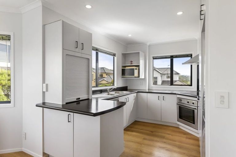 Photo of property in 10 Bennett Grove, Newlands, Wellington, 6037