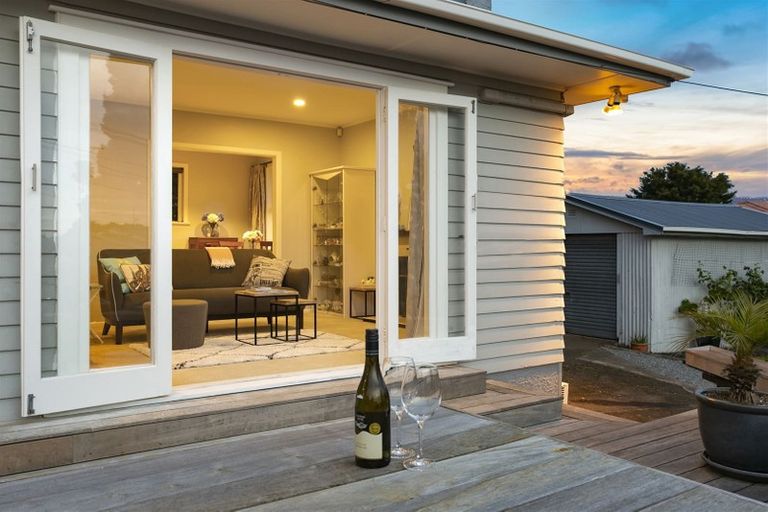 Photo of property in 2 Hughes Terrace, Te Atatu Peninsula, Auckland, 0610