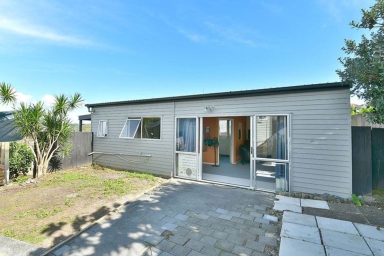 Photo of property in 3 Red Beach Road, Red Beach, 0932