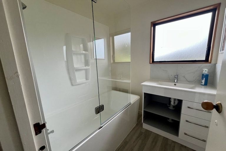 Photo of property in 2/21 Witheford Drive, Bayview, Auckland, 0629