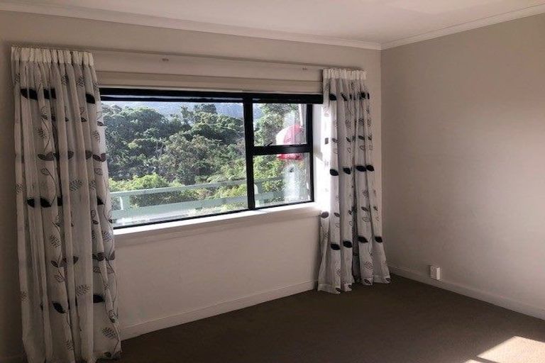 Photo of property in 37 Singers Road, Korokoro, Lower Hutt, 5012