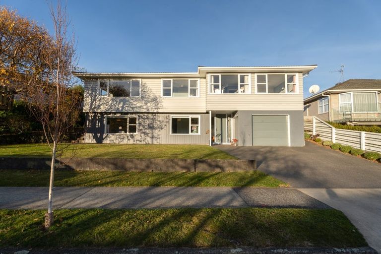 Photo of property in 2 Fitzwilliam Terrace, Tawa, Wellington, 5028