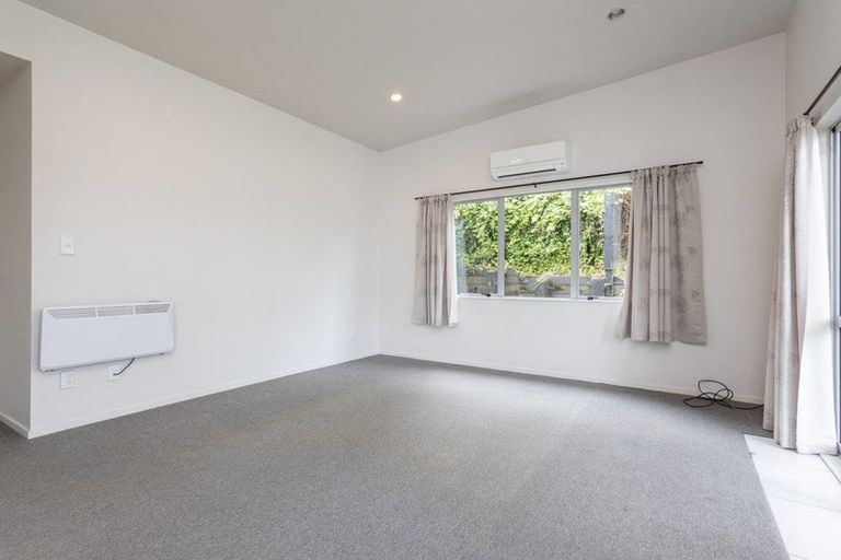 Photo of property in 18 Totaravale Drive, Totara Vale, Auckland, 0629
