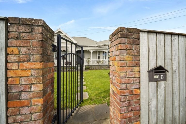 Photo of property in 10 Regent Street, Hawera, 4610
