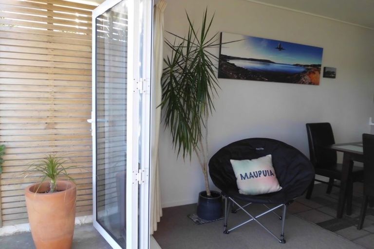Photo of property in 12f2 Duchess Place, Maupuia, Wellington, 6022
