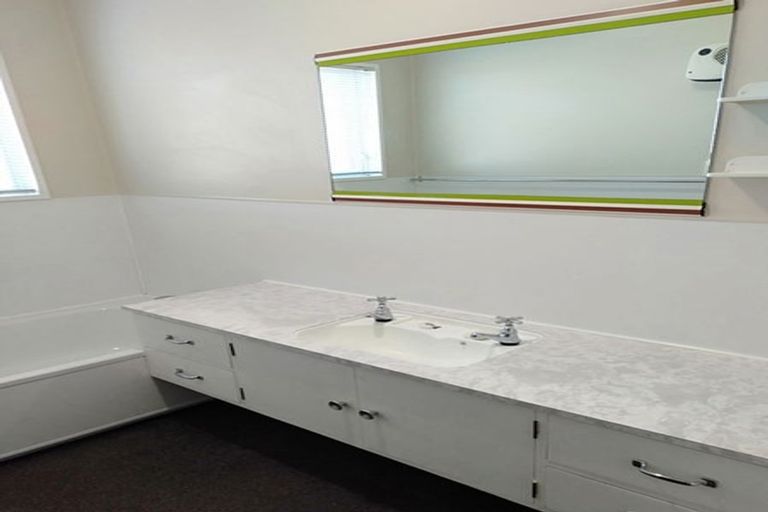 Photo of property in 5 Evelyn Place, Welbourn, New Plymouth, 4310