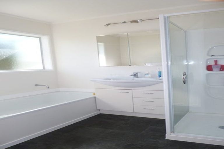 Photo of property in 2/39 Kaipatiki Road, Glenfield, Auckland, 0629