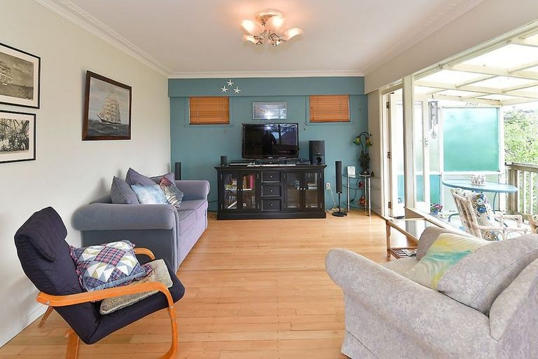 Photo of property in 14 Tawhana Crescent, Red Beach, 0932