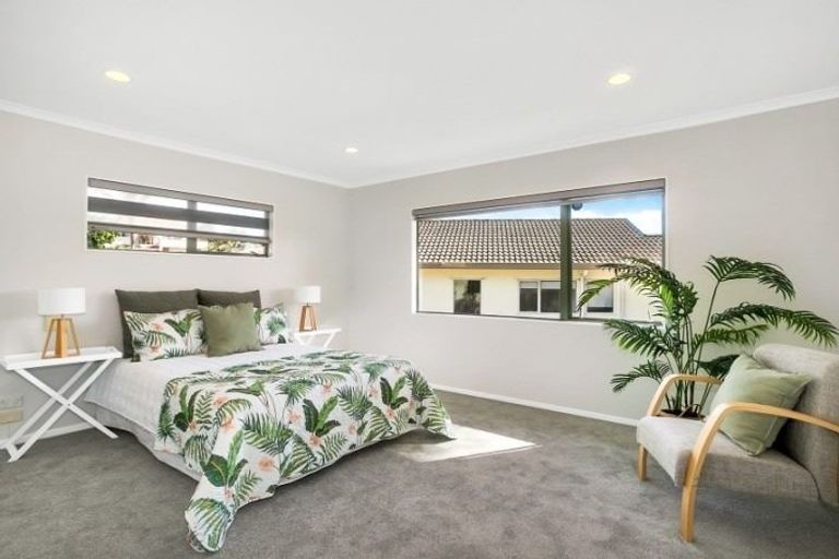 Photo of property in 4 De Havilland Drive, Goodwood Heights, Auckland, 2105