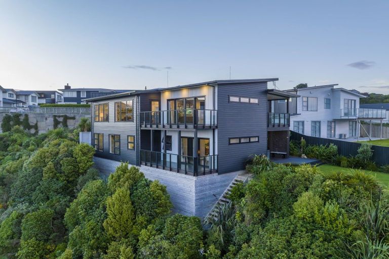 Photo of property in 7 Promontory Crescent, Newlands, Wellington, 6037