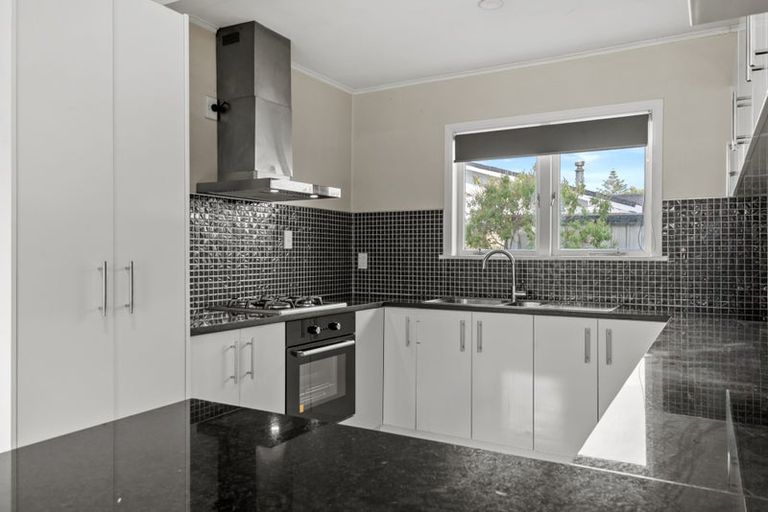 Photo of property in 2/8 Winspear Place, Manukau, Auckland, 2025