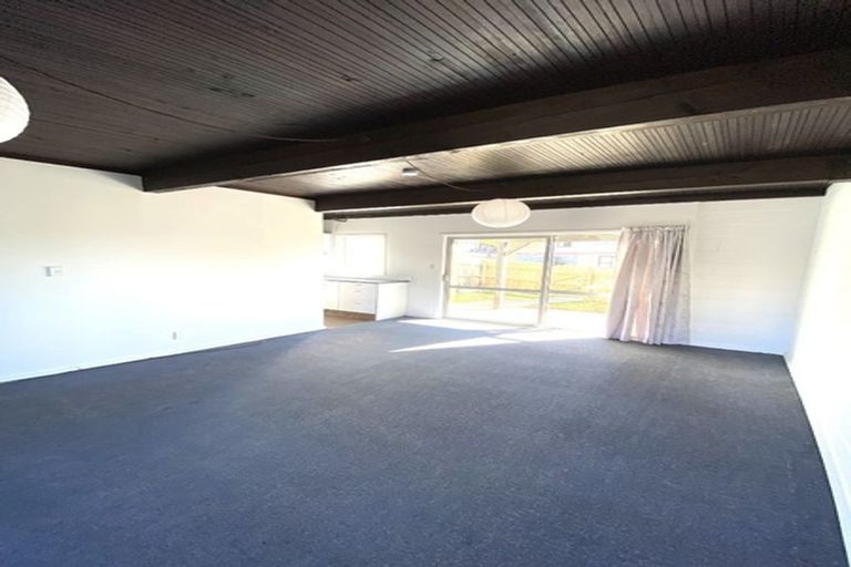 Photo of property in 126 Akaroa Drive, Maupuia, Wellington, 6022