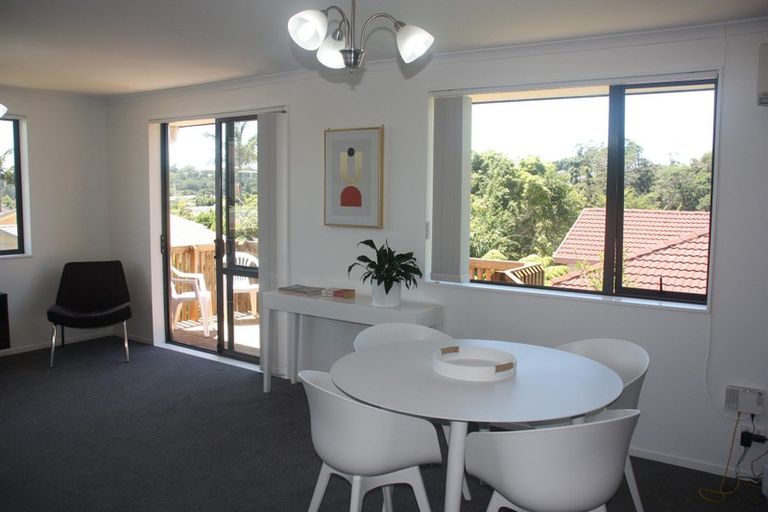 Photo of property in 2 Plumstead Rise, Glen Eden, Auckland, 0602