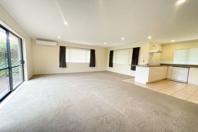 Photo of property in 14 Gillett Place, Botany Downs, Auckland, 2014