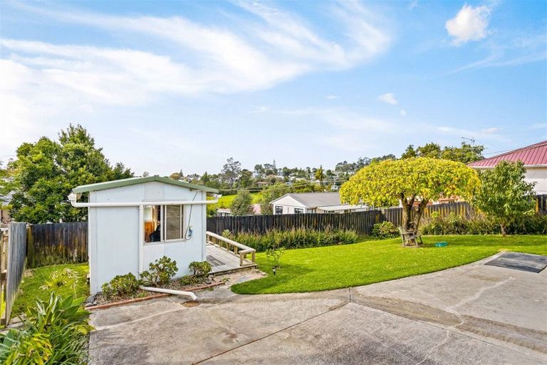 Photo of property in 1 Maywood Crescent, Glen Eden, Auckland, 0602