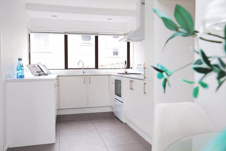 Photo of property in 242a East Coast Road, Forrest Hill, Auckland, 0620