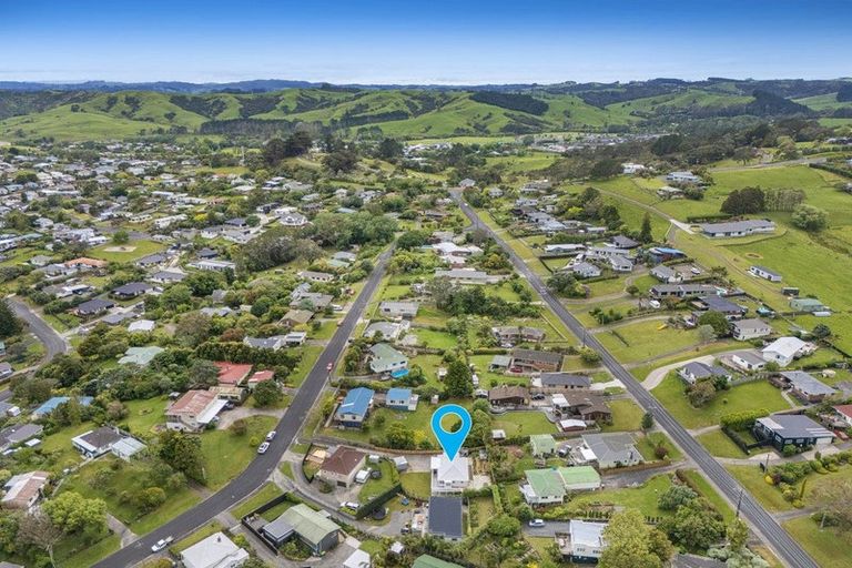 Photo of property in 10 St James Avenue, Helensville, 0800