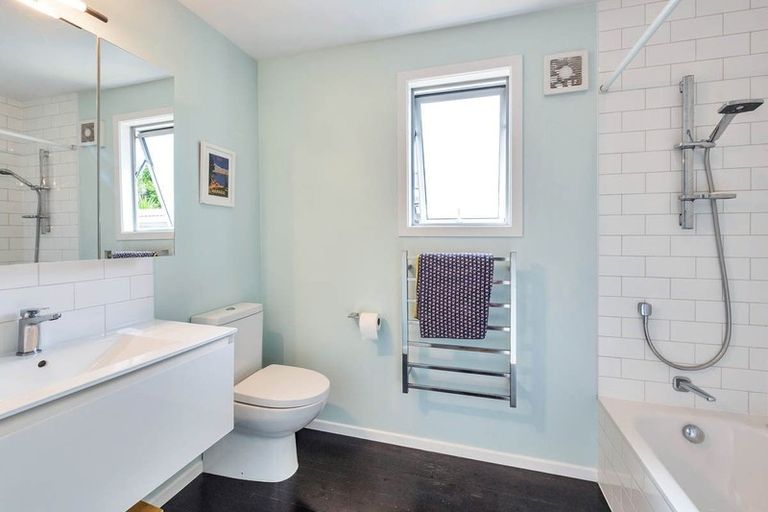 Photo of property in 9 Wharf Road, Te Atatu Peninsula, Auckland, 0610