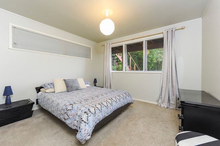 Photo of property in 12 De Val Drive, Titirangi, Auckland, 0604