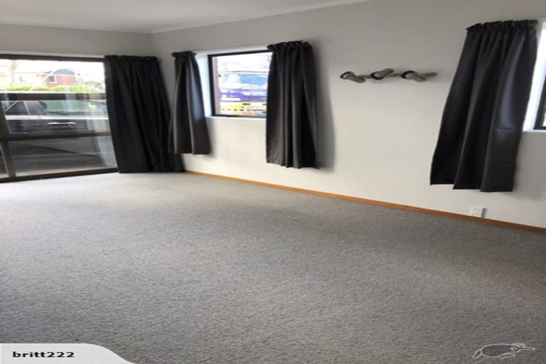 Photo of property in 28a Renata Crescent, Te Atatu Peninsula, Auckland, 0610