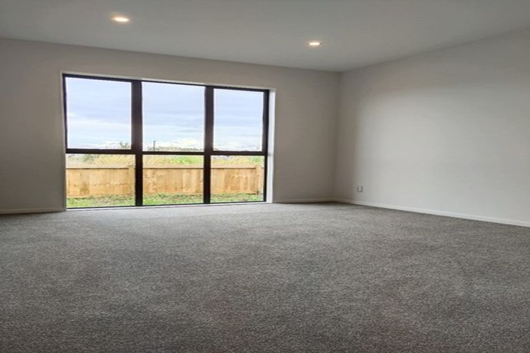 Photo of property in 1 Castlepoint Avenue, Takanini, 2110