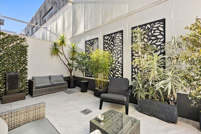 Photo of property in Las Olas De Cuba, 1/35 Torrens Terrace, Mount Cook, Wellington, 6011