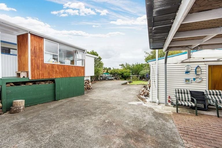 Photo of property in 9 Roberts Road, Te Atatu South, Auckland, 0610