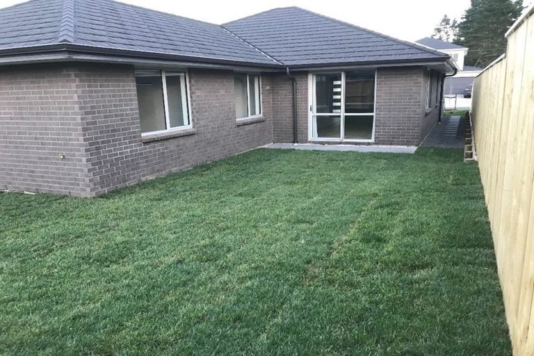 Photo of property in 19 Papa Orchard Drive, Kumeu, 0810