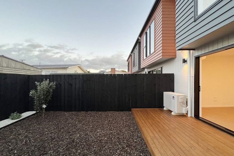 Photo of property in 4/17 Rewarewa Road, Te Atatu Peninsula, Auckland, 0610