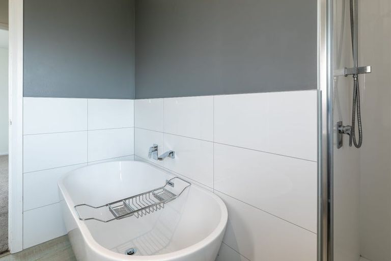 Photo of property in 16 Roick Parade, Glen Eden, Auckland, 0602