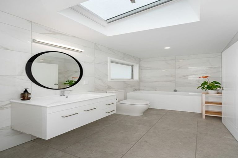 Photo of property in 52 Nimmo Avenue West, Waikanae, 5036