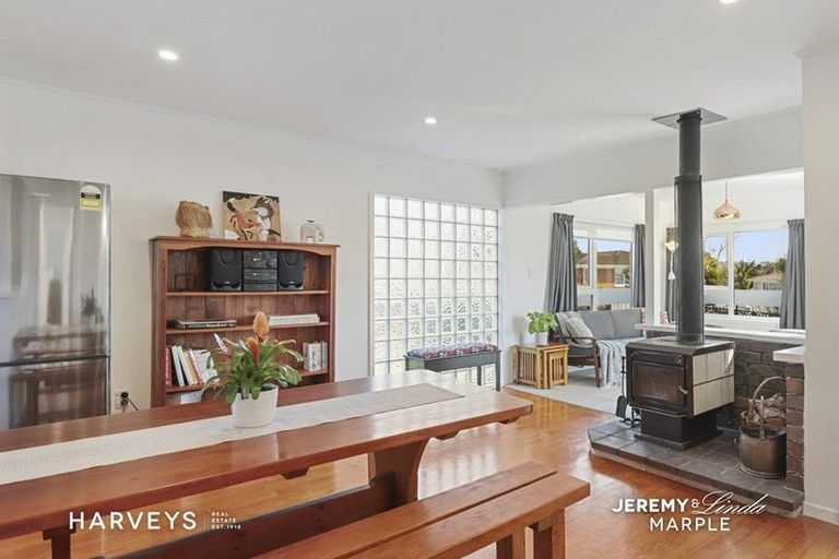 Photo of property in 11 Denyer Place, New Lynn, Auckland, 0600