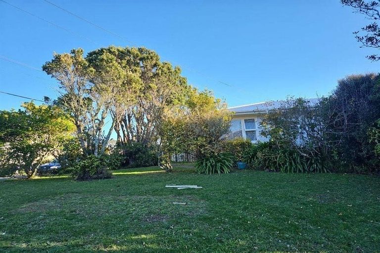 Photo of property in 2 Alder Place, Newlands, Wellington, 6037