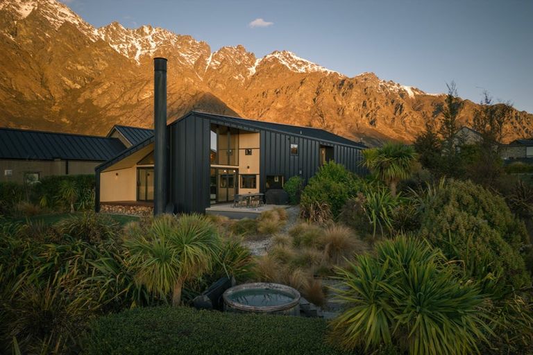 Photo of property in 14 Caithness Court, Jacks Point, Queenstown, 9371