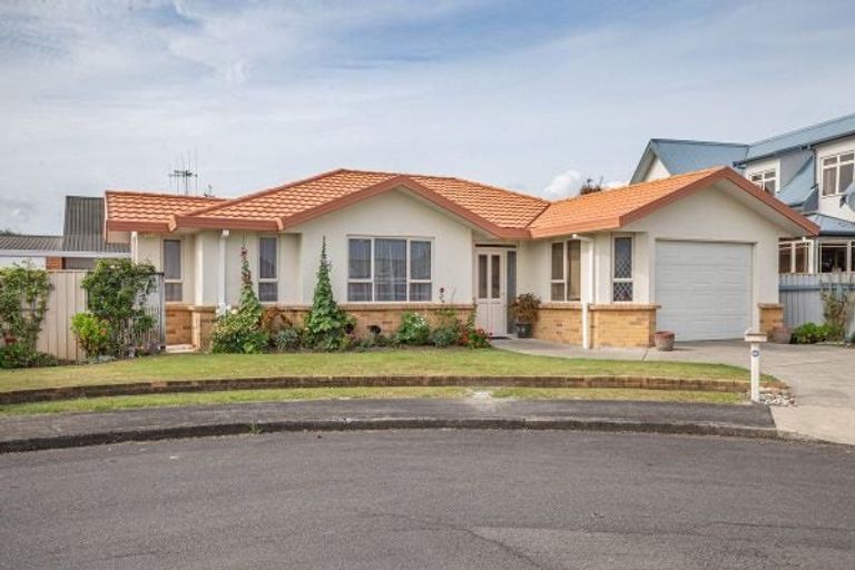 Photo of property in 12 Guildford Street, Levin, 5510