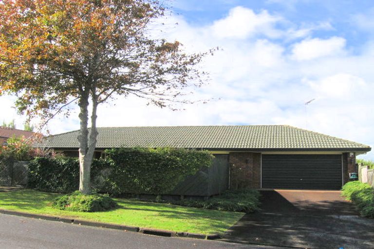 Photo of property in 1/6 Kookaburra Place, Botany Downs, Auckland, 2010