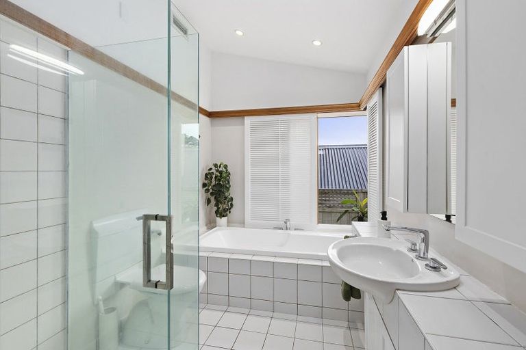 Photo of property in 16 Farm Road, Northland, Wellington, 6012